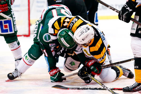 Frölundas Mats Rosseli Olsen fightas med Skellefteås