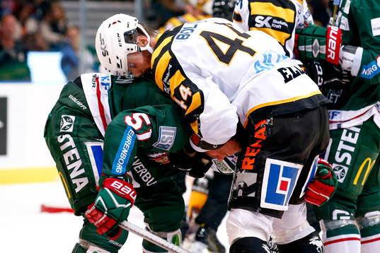 Frölundas Mats Rosseli Olsen fightas med Skellefteås