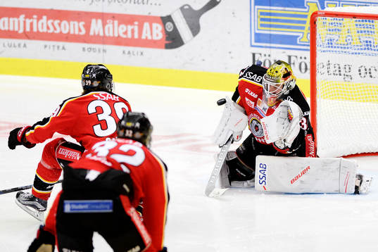 Luleås målvakt Joel Lassinatti räddar ett skott