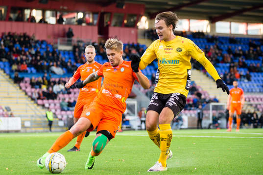 AFC Eskilstunas Daniel Björnquist tenasr bort bollen