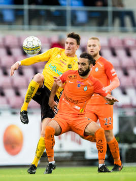 AFC Eskilstunas Sharif Mukhammad i kamp om bollen med