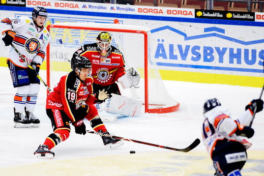 Växjös Elias Pettersson skjuter mot Luleås Joonas