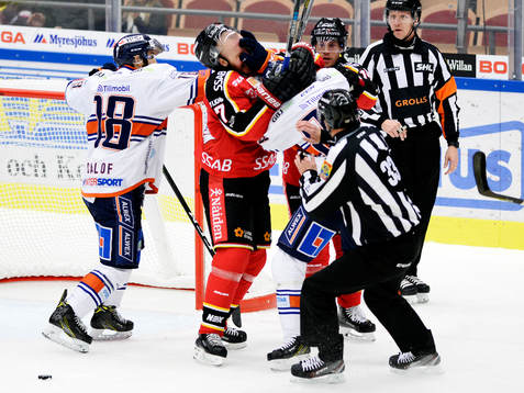 Luleås Jan Sandström och Växjös Adam Brodecki fightas