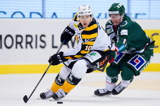 Skellefteås Joakim Lindström före Frölundas Oliwer