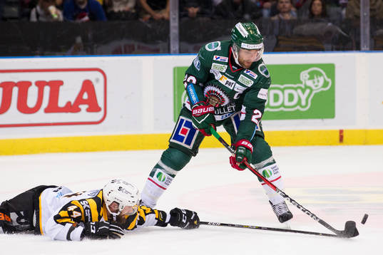 Skellefteås Morgan Ellis slänger sig och slår bort