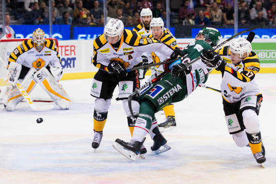 Skellefteås Joakim Lindström i kamp om pucken med