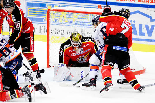 Växjös Brendan Shinnimin med ett läge framför Luleås