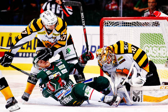 Frölundas Ryan Lasch stoppas av Skellefteås Pär Lindholm