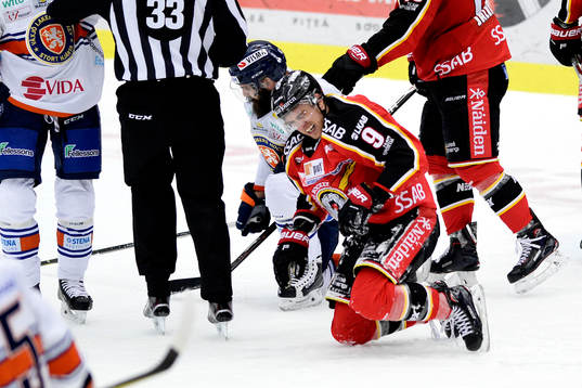 Luleås Johan Forsberg grimaserar