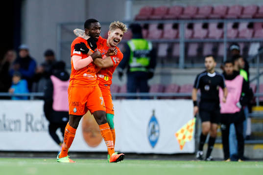 AFC Eskilstunas Chidi Omeje jublar med Daniel Björnquist