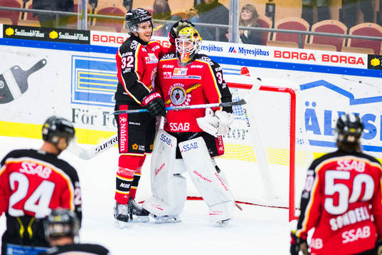 Luleås Oscar Engsund och målvakt Joel Lassinatti jublar
