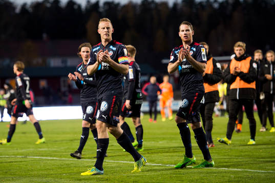 Helsingborgs Peter Larsson med lagkamrater tackar publiken