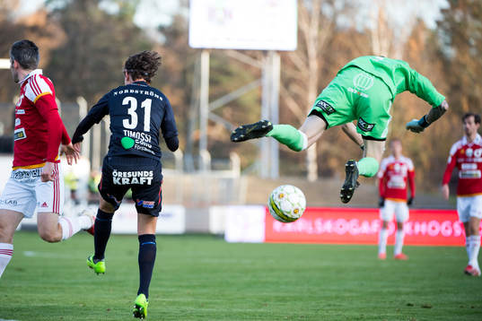 Helsingborgs Alex Timossi Andersson och Degerfors målvakt