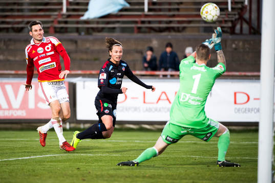 Degerfors Marcus De Bruin och Helsingborgs Alex Timossi