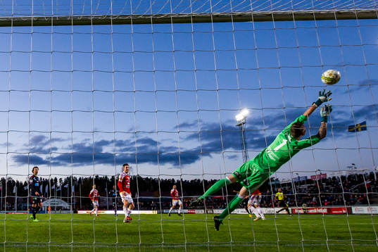 Helsingborgs Bradley Surprise Ralani (ej i bild) gör 1- 1