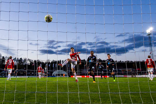 Degerfors Marcus De Bruin deppar och skjuter in bollen i
