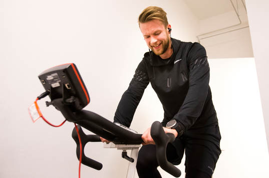 Örebros målvakt Eero Kilpeläinen värmer upp