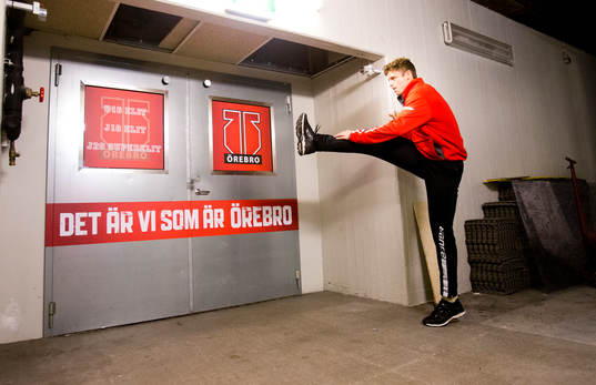 Örebros Kalle Olsson värmer upp