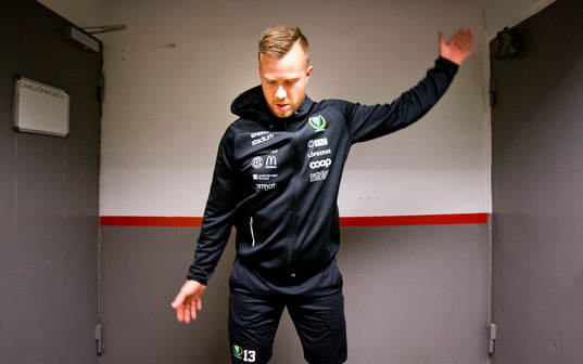 Färjestads Linus Persson värmer upp
