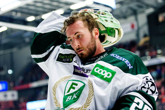 Färjestads målvakt Stefan Steen deppar