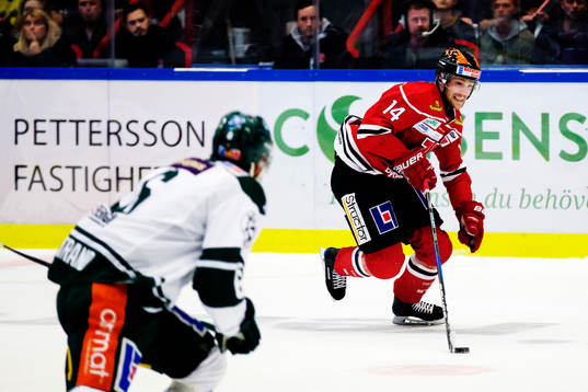 Örebros Tom Wandell driver pucken