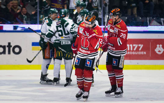 Färjestads Sebastian Erixon jublar vid 1-1 och Örebros