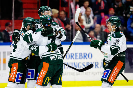 Färjestads Jesse Virtanen jublar med lagkamrater