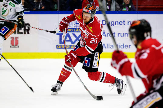 Örebros Marcus Weinstock skjuter