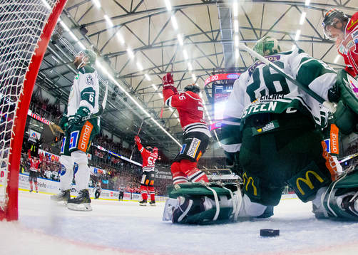 Örebros Sakari Manninen och Jare Sallinen jublar