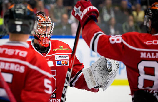 Örebros målvakt Eero Kilpeläinen jublar