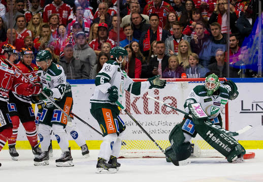 Färjestads Mikael Wikstrand styr in 3-2 pucken i eget mål
