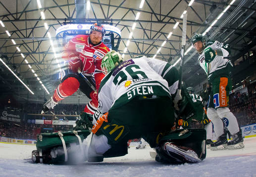 Örebros Joakim Andersson framför Färjestads Niklas