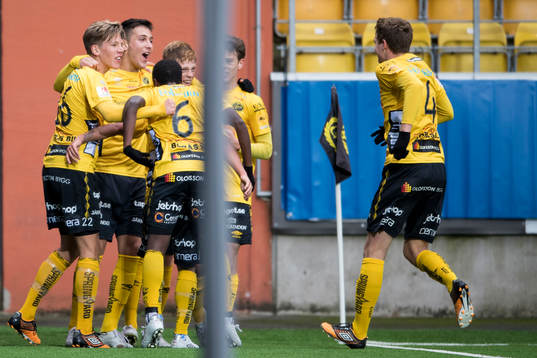 Elfsborgs spelare med Jesper Sandberg Hesselgren mitt i