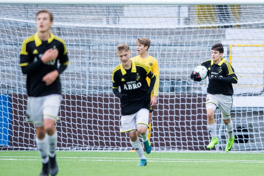 AIK’s Alexander Alp jublar och hämtat bollen