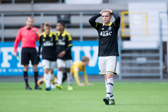 AIK’s Filip Mazanti Nyberg deppar