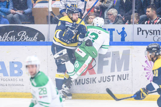 s Christoffer Persson tacklar Rögles Jack Connolly
