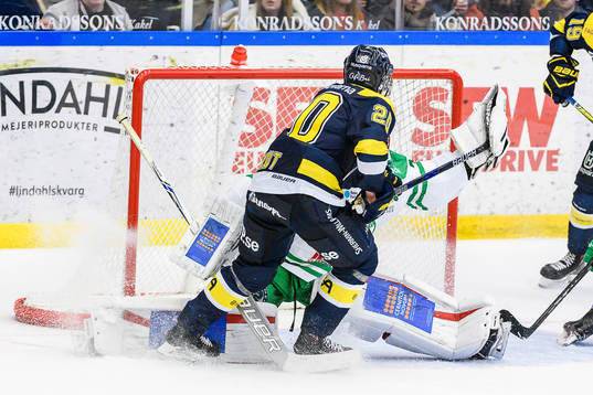 s Lawrence Pilut klubba i plocken