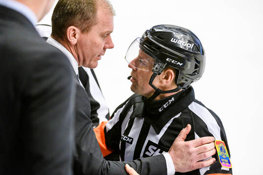 s tränare Johan Lindbom pratar med Domare Wolmer Edqvist