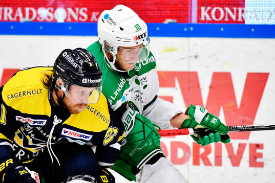 s Mattias Tedenby och Rögles Alexander Younan i närkamp