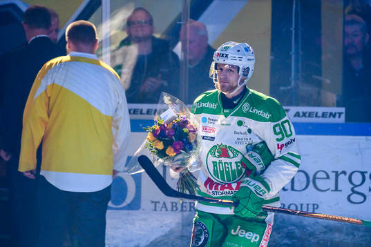 Rögles Ted Brithén uppmärksammas före  ishockeymatchen