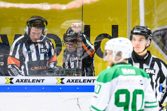 Domare Tobias Björk och Domare Wolmer Edqvist tar hjälp