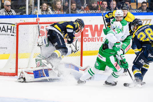 s Lawrence Pilut krockar med Rögles målvakt Justin Pogge