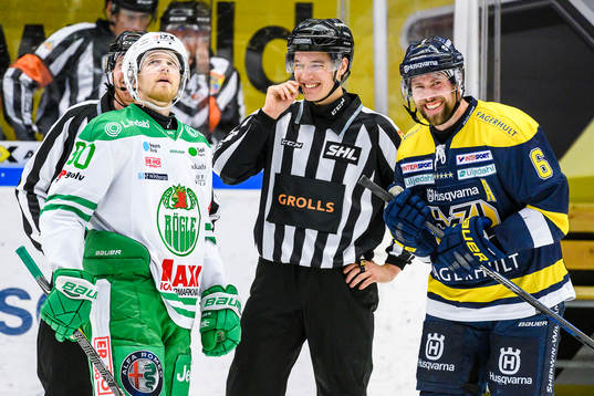 s Christoffer Persson och linjeman Alexander Waldejer