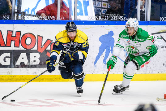 s Robin Figren jagas av Rögles Alexander Younan
