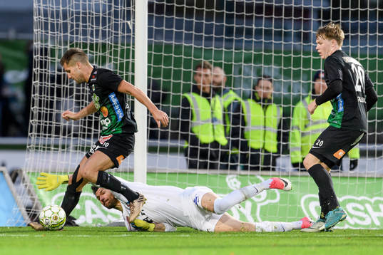 Varbergs Gabriel Altemark-Vanneryr och Örgrytes målvakt