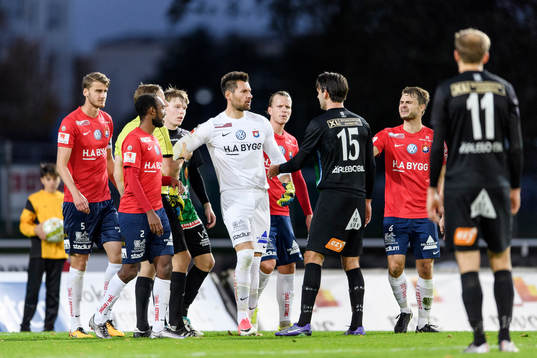 Örgrytes målvakt Stojan Lukic och Varbergs Oliver Stanisic