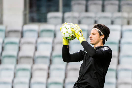 Målvakt Damir Mehic värmer upp