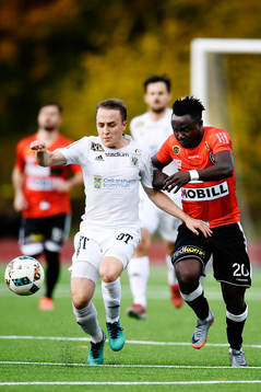 Landskronas Edafe Egbedi och Oskarshamns Emil Dolk i kamp