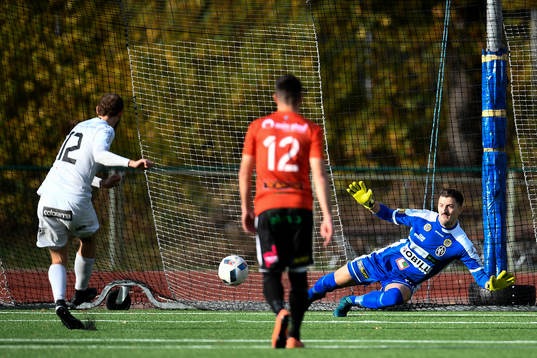 Oskarshamns Christopher Christensson gör 1-0-målet på