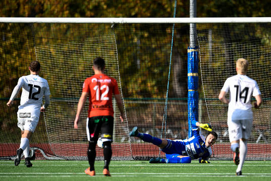 Oskarshamns Christopher Christensson gör 1-0-målet på